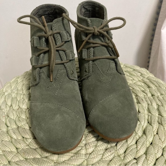 TOMS Kala Dusty Olive Green Suede Lace Up Wedge Booties Size 8.5 - Picture 5 of 8